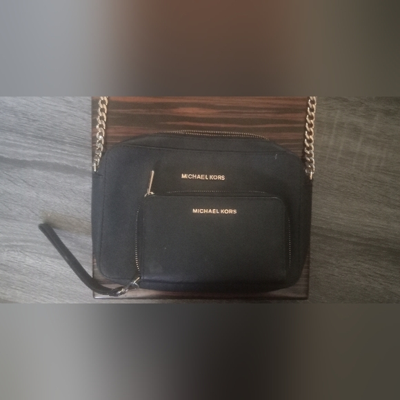 Michael kors purse all black with gold rings and you can add the wallet to - Picture 4 of 4